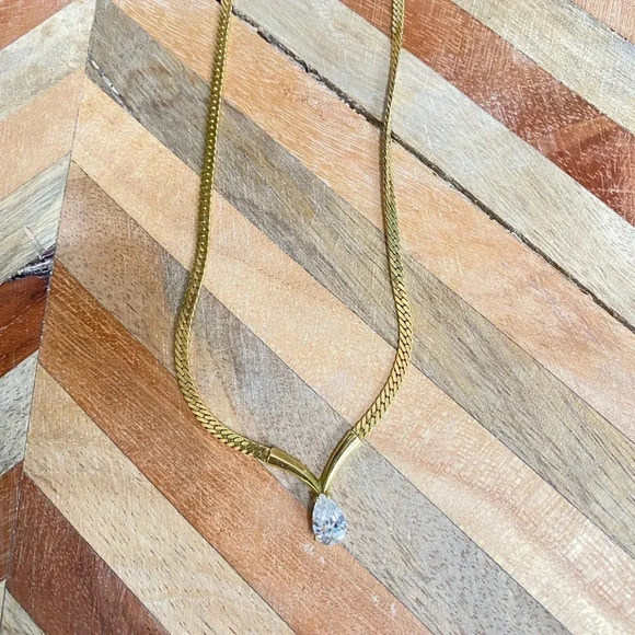 Vintage - Goldtone Teardrop Diamond Crystal Necklace - Picture 4 of 6